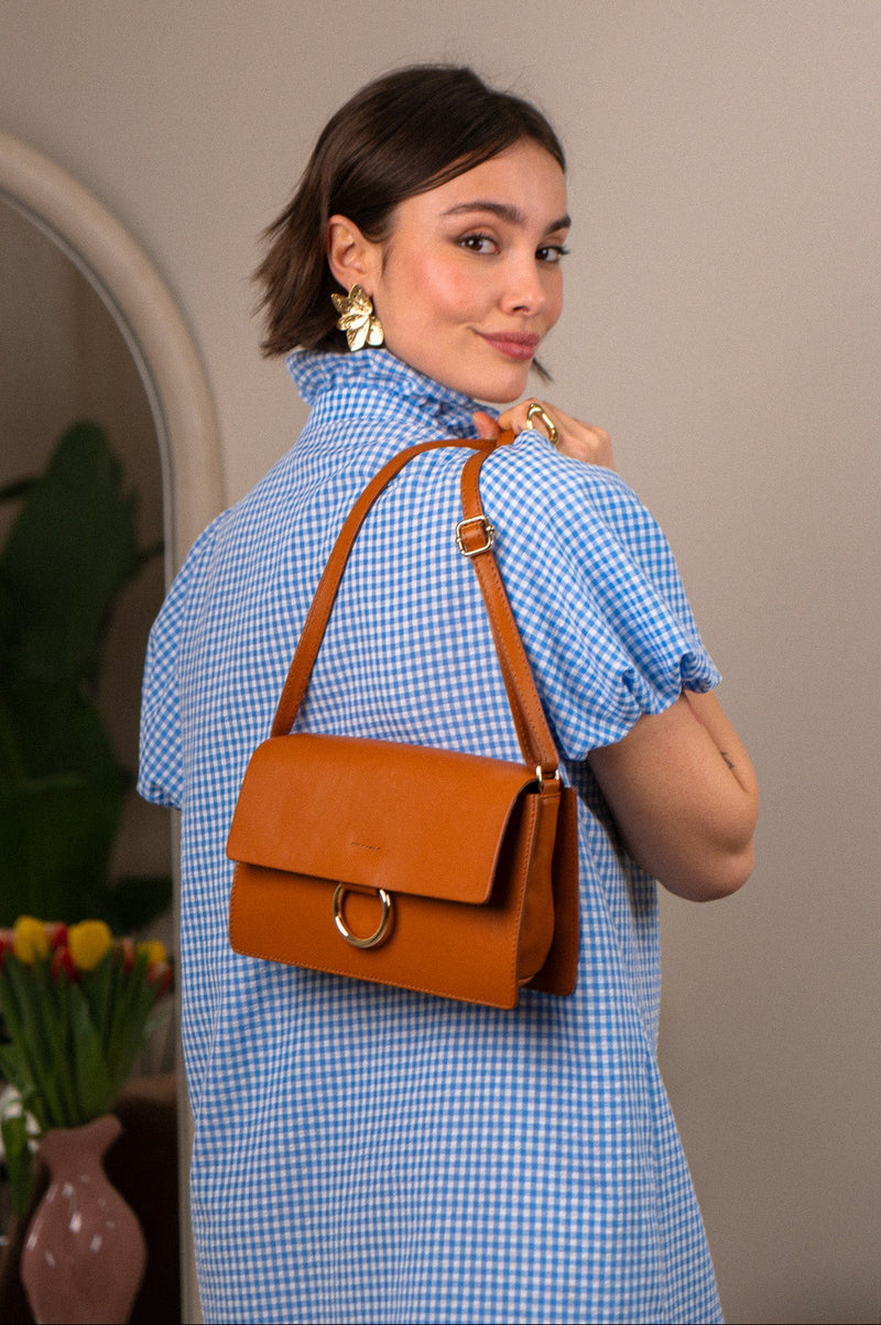 Sac en cuir marron Firmin de la maroquinerie IT HIPPIE, détail du design élégant et finition soignée.