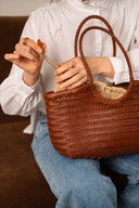 Sac cabas tressé Marius de la maroquinerie IT HIPPIE, en cuir avec poignée tressée et design élégant.