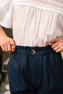 Short Orin marine IT HIPPIE en tissu léger, porté sur un mannequin avec un fond neutre, mettant en valeur le produit.