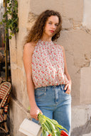 Haut Thaïs de IT HIPPIE, top léger en tissu fluide, couleur neutre, porté sur mannequin avec détails de couture visible.