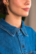 Veste Maëline IT HIPPIE en tissu léger, coupe ajustée, couleur neutre, portée sur un mannequin.