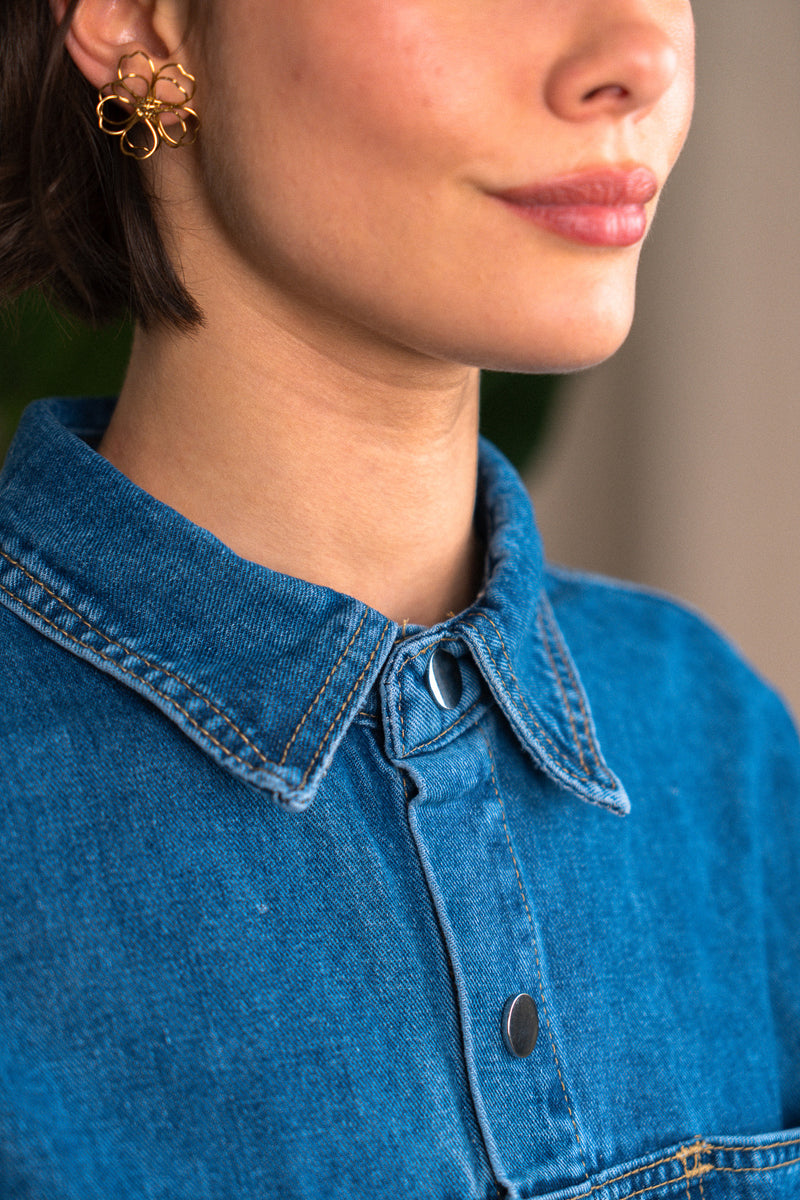 Veste Maëline IT HIPPIE en tissu léger, coupe ajustée, couleur neutre, portée sur un mannequin.