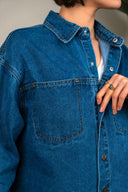 Veste Maëline de la marque IT HIPPIE, style tendance, en tissu léger, portée sur un mannequin.