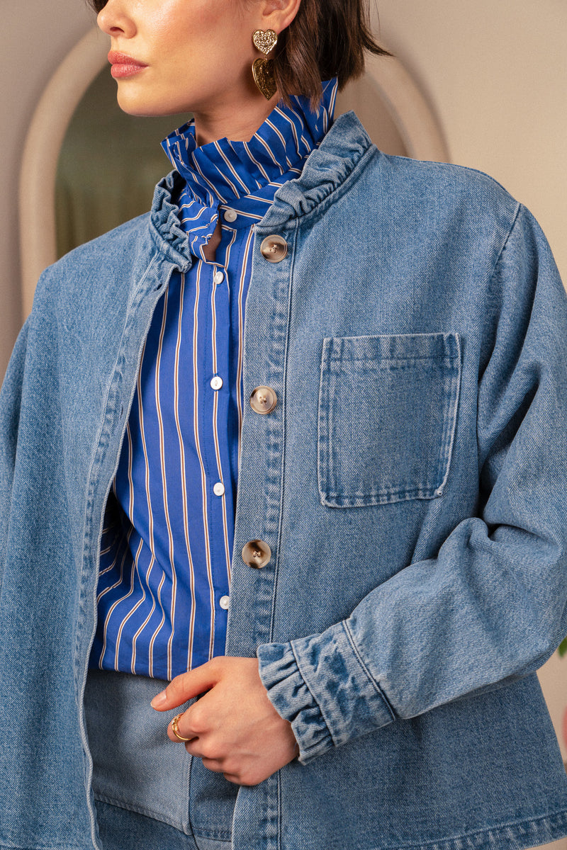 Veste Adélia de la marque IT HIPPIE, vêtement chaud avec coupe élégante, portée sur un fond neutre.