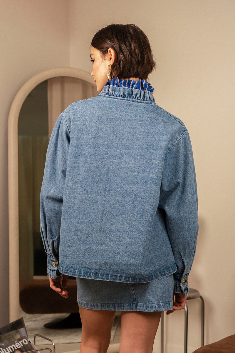 Veste Adélia de la marque IT HIPPIE, veste tendance avec détails élégants, portée sur un fond neutre.